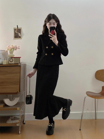 Két darabos kosztüm zakóval és fishtail szoknyával, 3D mintázat, poliészter, félhosszú szoknya, hosszú ujjak, ősz 2025