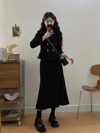 Két darabos kosztüm zakóval és fishtail szoknyával, 3D mintázat, poliészter, félhosszú szoknya, hosszú ujjak, ősz 2025