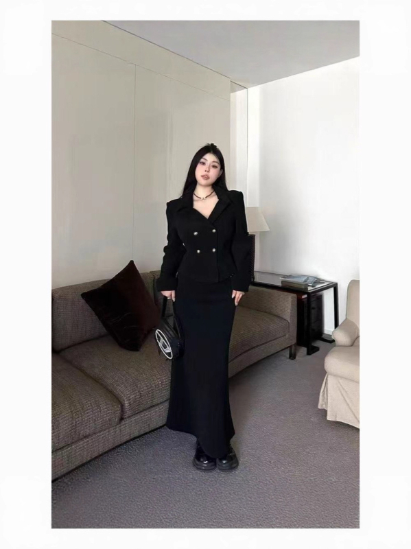 Két darabos kosztüm zakóval és fishtail szoknyával, 3D mintázat, poliészter, félhosszú szoknya, hosszú ujjak, ősz 2025