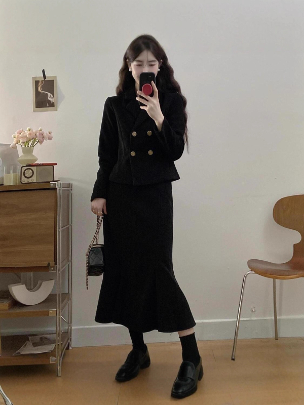 Két darabos kosztüm zakóval és fishtail szoknyával, 3D mintázat, poliészter, félhosszú szoknya, hosszú ujjak, ősz 2025