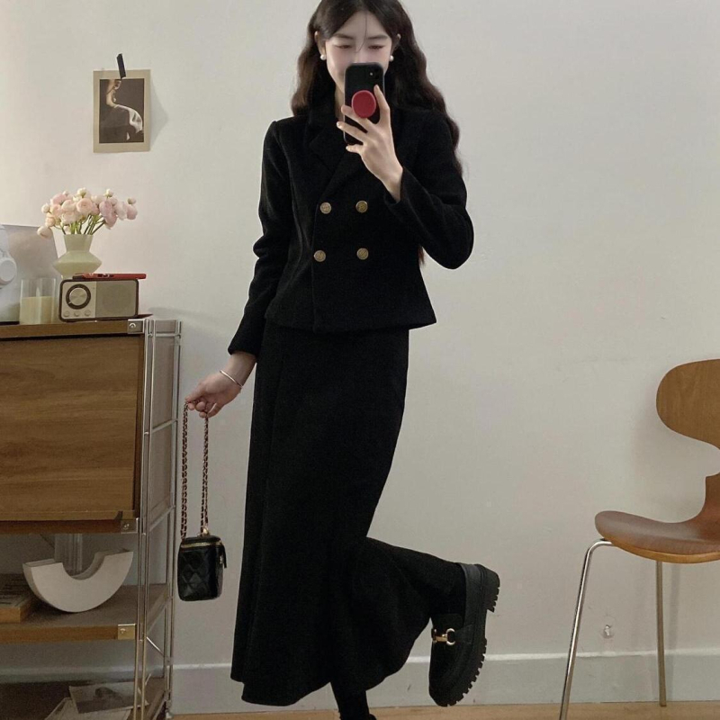 Két darabos kosztüm zakóval és fishtail szoknyával, 3D mintázat, poliészter, félhosszú szoknya, hosszú ujjak, ősz 2025