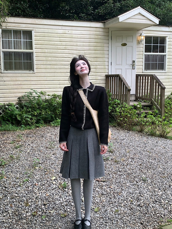 Naiste kaheosaline komplekt: kudumikardigan kraega ja kõrge vöökoht plisseeritud seelik – sügis 2025, vill