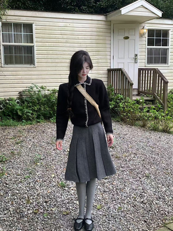 Naiste kaheosaline komplekt: kudumikardigan kraega ja kõrge vöökoht plisseeritud seelik – sügis 2025, vill