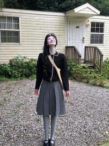 Naiste kaheosaline komplekt: kudumikardigan kraega ja kõrge vöökoht plisseeritud seelik – sügis 2025, vill