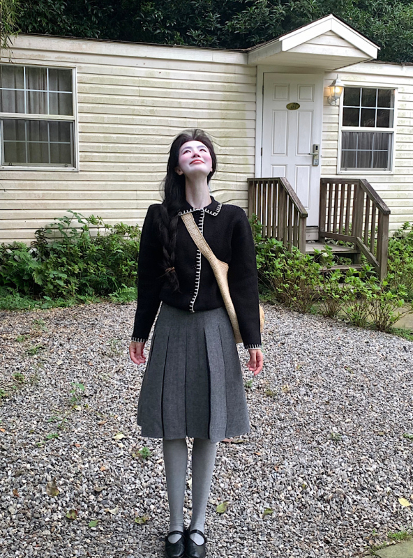 Naiste kaheosaline komplekt: kudumikardigan kraega ja kõrge vöökoht plisseeritud seelik – sügis 2025, vill