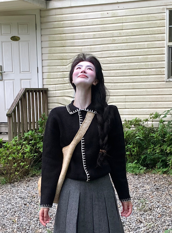 Naiste kaheosaline komplekt: kudumikardigan kraega ja kõrge vöökoht plisseeritud seelik – sügis 2025, vill