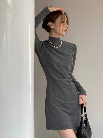 Kötött kapucnis ruha, magas derekú és szűk vonalú a csípőn, hosszú ujjú, egyszínű anyag, őszi 2025.