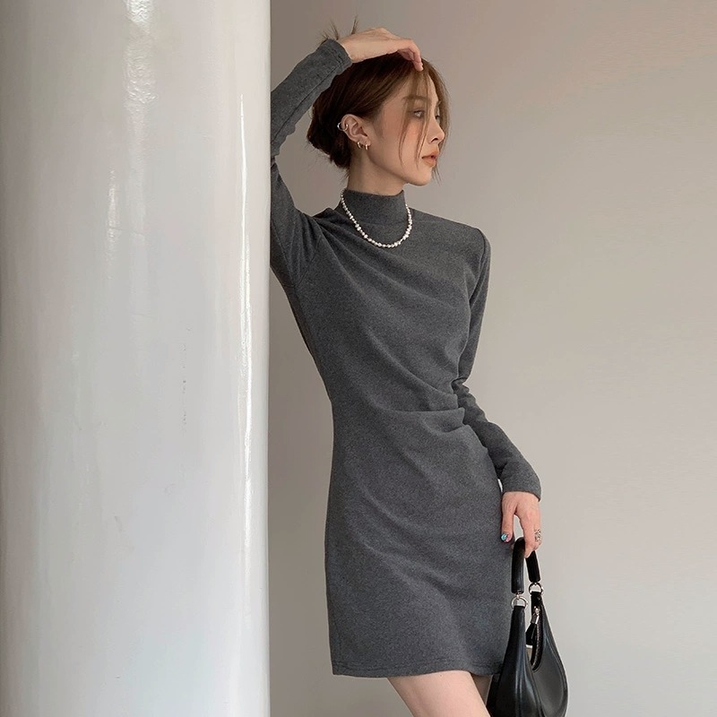 Kötött kapucnis ruha, magas derekú és szűk vonalú a csípőn, hosszú ujjú, egyszínű anyag, őszi 2025.