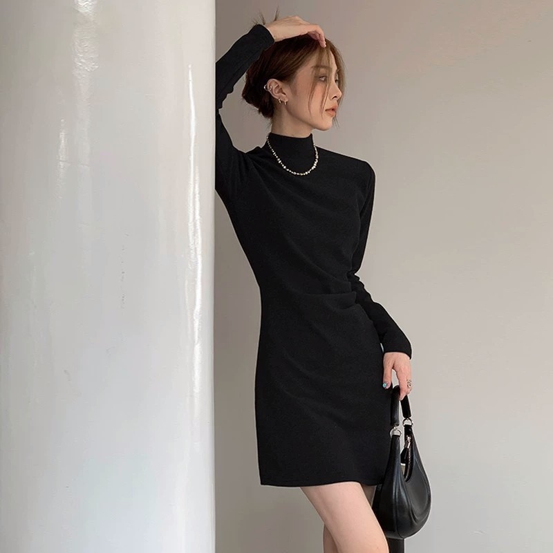 Kötött kapucnis ruha, magas derekú és szűk vonalú a csípőn, hosszú ujjú, egyszínű anyag, őszi 2025.