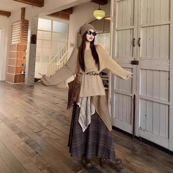 Seelikukostüümi komplekt asümmeetrilise seeliku ja kootud topiga, õmblus-splicing detailid, polüester, sügis 2025