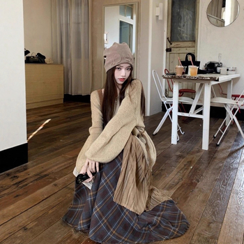 Seelikukostüümi komplekt asümmeetrilise seeliku ja kootud topiga, õmblus-splicing detailid, polüester, sügis 2025