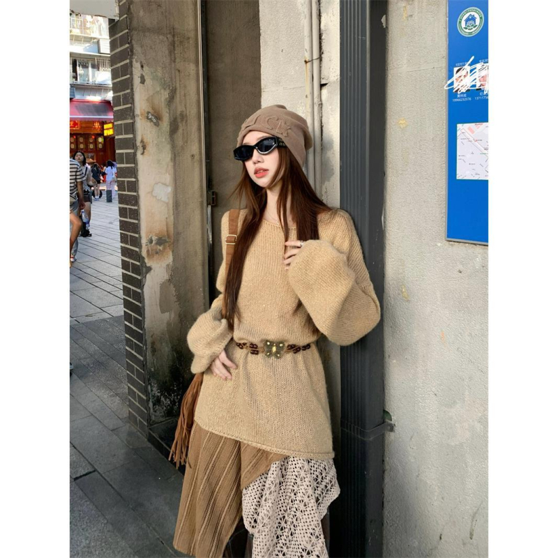 Seelikukostüümi komplekt asümmeetrilise seeliku ja kootud topiga, õmblus-splicing detailid, polüester, sügis 2025