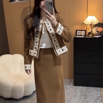 Dviejų dalių moteriškas komplektas: nėrinių apdaila su patchwork, midi sijonas, rayon audinys