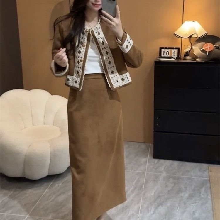 Dviejų dalių moteriškas komplektas: nėrinių apdaila su patchwork, midi sijonas, rayon audinys