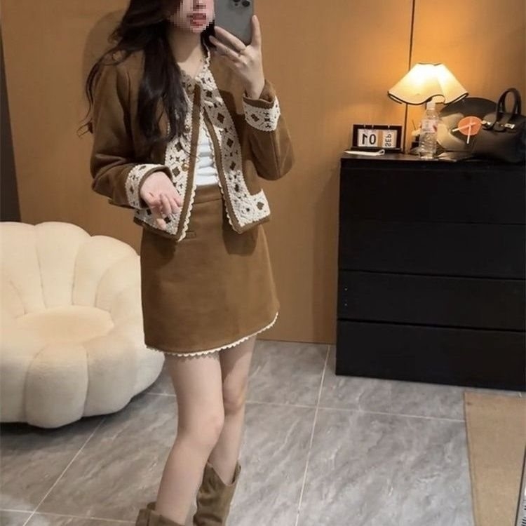 Dviejų dalių moteriškas komplektas: nėrinių apdaila su patchwork, midi sijonas, rayon audinys