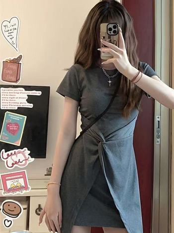 Ruha, francia stílusú pulóverrel, aszimmetrikus szoknyával, kerek nyakkal, rövid ujjakkal, magas derékkal (2025 nyár)