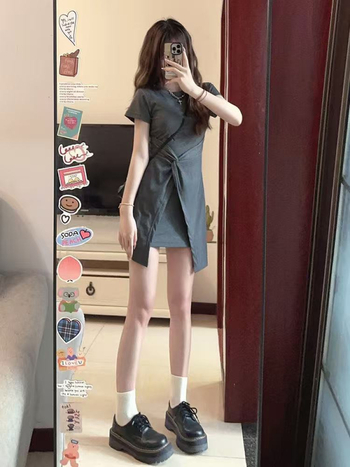 Ruha, francia stílusú pulóverrel, aszimmetrikus szoknyával, kerek nyakkal, rövid ujjakkal, magas derékkal (2025 nyár)