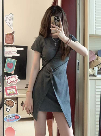 Ruha, francia stílusú pulóverrel, aszimmetrikus szoknyával, kerek nyakkal, rövid ujjakkal, magas derékkal (2025 nyár)