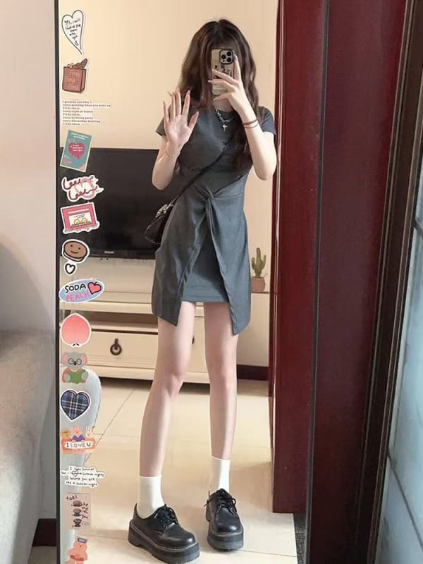 Ruha, francia stílusú pulóverrel, aszimmetrikus szoknyával, kerek nyakkal, rövid ujjakkal, magas derékkal (2025 nyár)