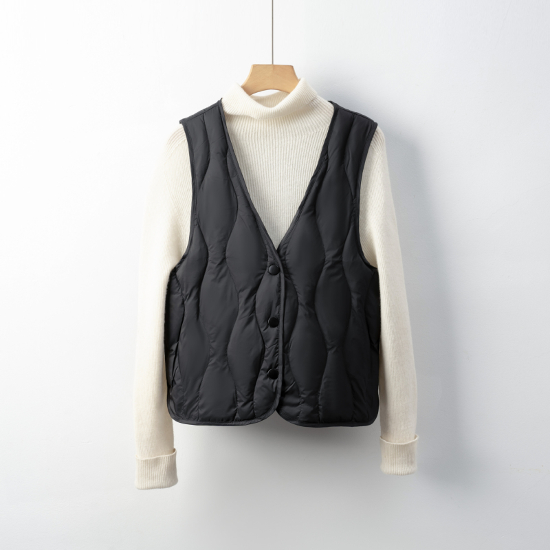 Moteriška pūkinė liemenė su V kaklo, užpildyta antis pūkais, nailoninis išorinis audinys, ilgis 50–65 cm