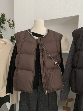 Be rankovių pūkinė liemenė su užtrauktuku, apvalus kaklo iškirptė, laisvas kirpimas, poliesterio viršus su pūko ir medvilnės užpildais, Žiema 2025