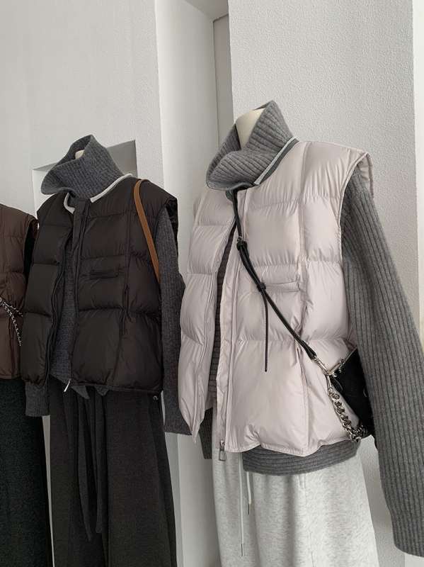 Be rankovių pūkinė liemenė su užtrauktuku, apvalus kaklo iškirptė, laisvas kirpimas, poliesterio viršus su pūko ir medvilnės užpildais, Žiema 2025