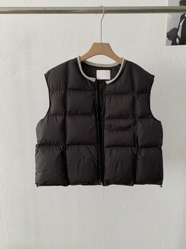 Be rankovių pūkinė liemenė su užtrauktuku, apvalus kaklo iškirptė, laisvas kirpimas, poliesterio viršus su pūko ir medvilnės užpildais, Žiema 2025