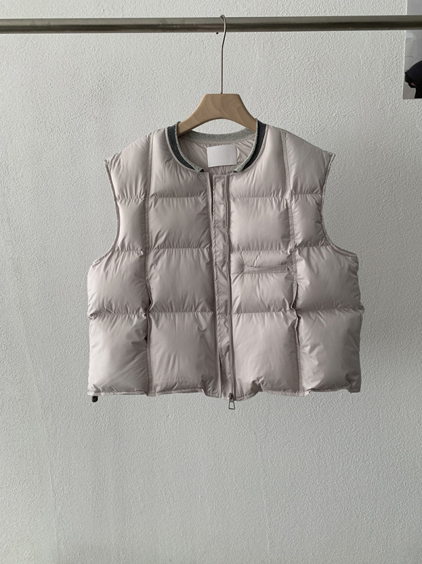 Be rankovių pūkinė liemenė su užtrauktuku, apvalus kaklo iškirptė, laisvas kirpimas, poliesterio viršus su pūko ir medvilnės užpildais, Žiema 2025