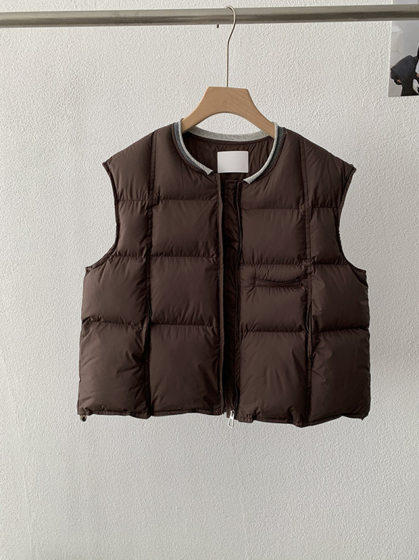 Be rankovių pūkinė liemenė su užtrauktuku, apvalus kaklo iškirptė, laisvas kirpimas, poliesterio viršus su pūko ir medvilnės užpildais, Žiema 2025