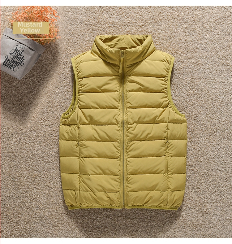 Sievietēm plāna dūnu veste ar augstu apkakli un rāvējslēdzēju, pildījums: pīļu dūnas, slaids siluets, garums 50–65 cm.