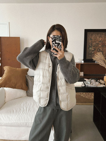 Moteriška lengva be rankovių pūkinė liemenė, 86-90% balto antis pūko, nailono išorinis audinys, V-kaklo linija, užsegimas vienoje eilėje sagomis, ruduo–žiema