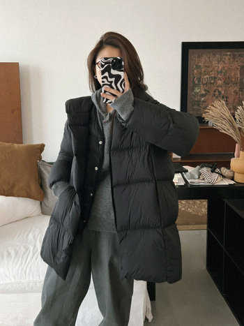 Moteriška lengva be rankovių pūkinė liemenė, 86-90% balto antis pūko, nailono išorinis audinys, V-kaklo linija, užsegimas vienoje eilėje sagomis, ruduo–žiema