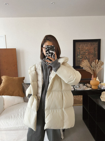 Moteriška lengva be rankovių pūkinė liemenė, 86-90% balto antis pūko, nailono išorinis audinys, V-kaklo linija, užsegimas vienoje eilėje sagomis, ruduo–žiema