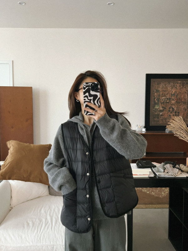 Moteriška lengva be rankovių pūkinė liemenė, 86-90% balto antis pūko, nailono išorinis audinys, V-kaklo linija, užsegimas vienoje eilėje sagomis, ruduo–žiema