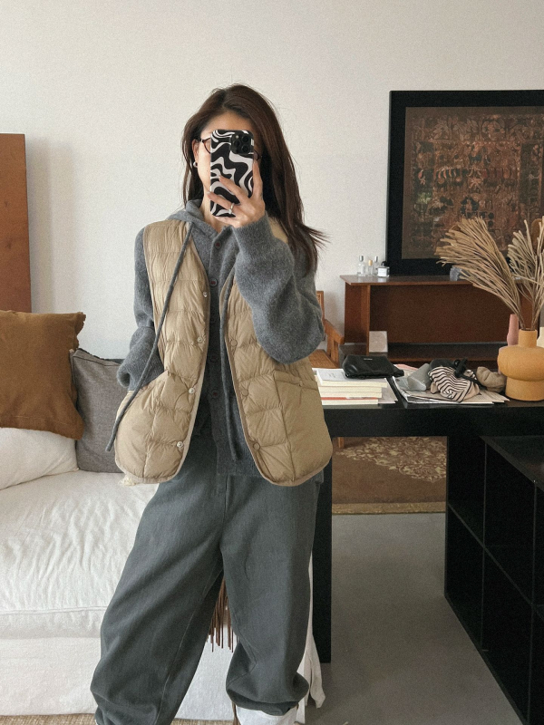 Moteriška lengva be rankovių pūkinė liemenė, 86-90% balto antis pūko, nailono išorinis audinys, V-kaklo linija, užsegimas vienoje eilėje sagomis, ruduo–žiema