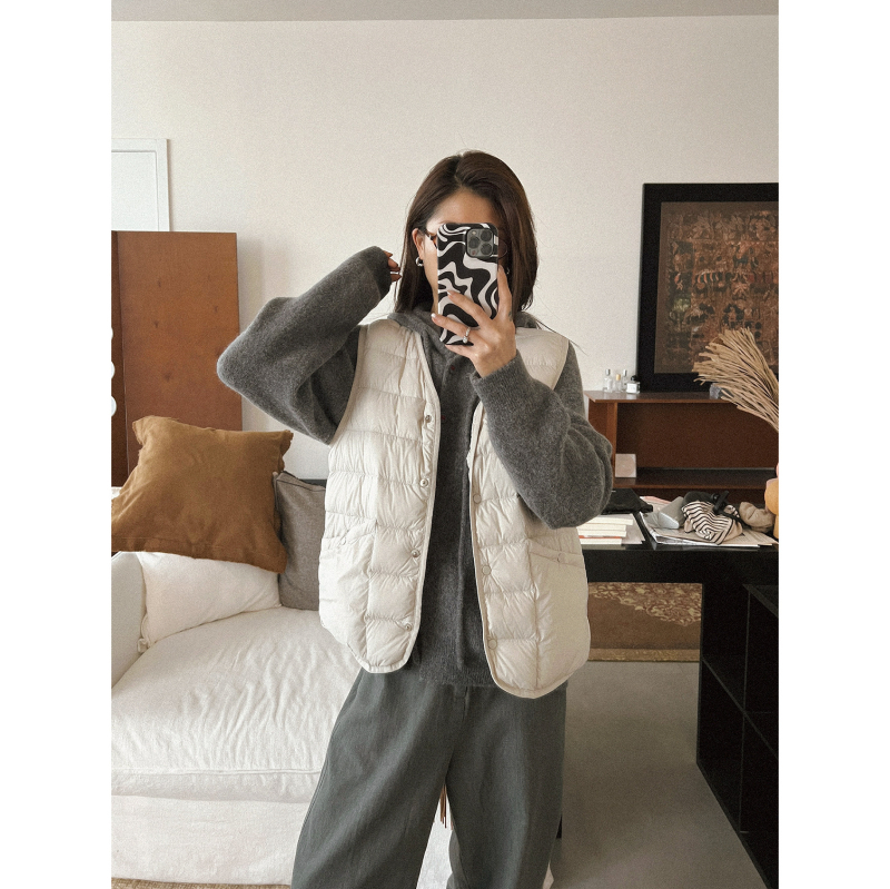 Moteriška lengva be rankovių pūkinė liemenė, 86-90% balto antis pūko, nailono išorinis audinys, V-kaklo linija, užsegimas vienoje eilėje sagomis, ruduo–žiema