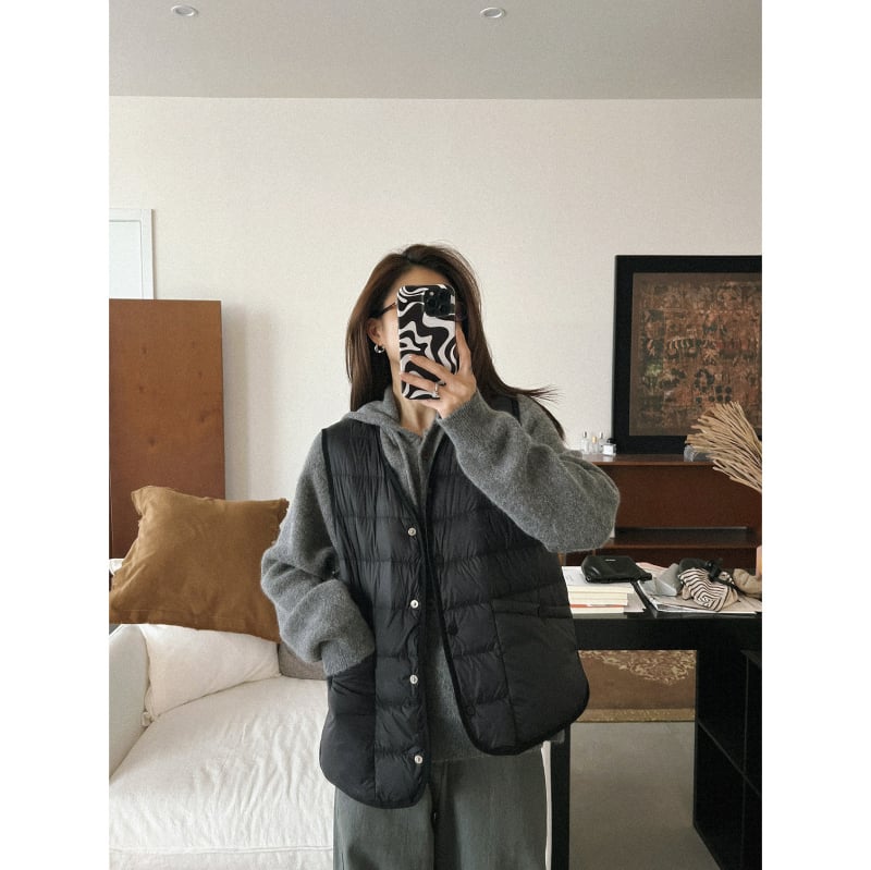 Moteriška lengva be rankovių pūkinė liemenė, 86-90% balto antis pūko, nailono išorinis audinys, V-kaklo linija, užsegimas vienoje eilėje sagomis, ruduo–žiema