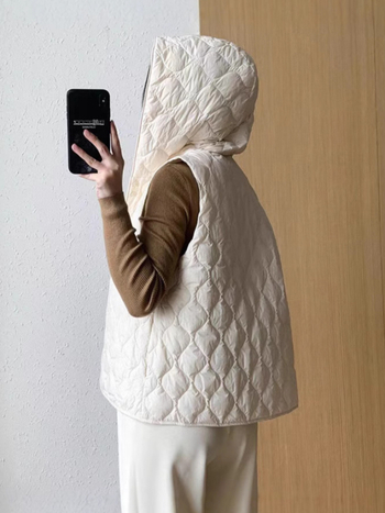 Γυναικείο ελαφρύ γιλέκο με κουκούλα από νάιλον, γέμισμα από λευκό πάπιου πούπουλο 86–90%, χωρίς μανίκια