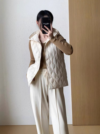 Γυναικείο ελαφρύ γιλέκο με κουκούλα από νάιλον, γέμισμα από λευκό πάπιου πούπουλο 86–90%, χωρίς μανίκια