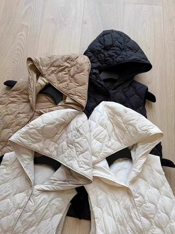 Γυναικείο ελαφρύ γιλέκο με κουκούλα από νάιλον, γέμισμα από λευκό πάπιου πούπουλο 86–90%, χωρίς μανίκια