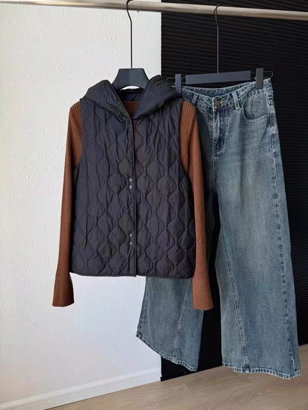 Γυναικείο ελαφρύ γιλέκο με κουκούλα από νάιλον, γέμισμα από λευκό πάπιου πούπουλο 86–90%, χωρίς μανίκια