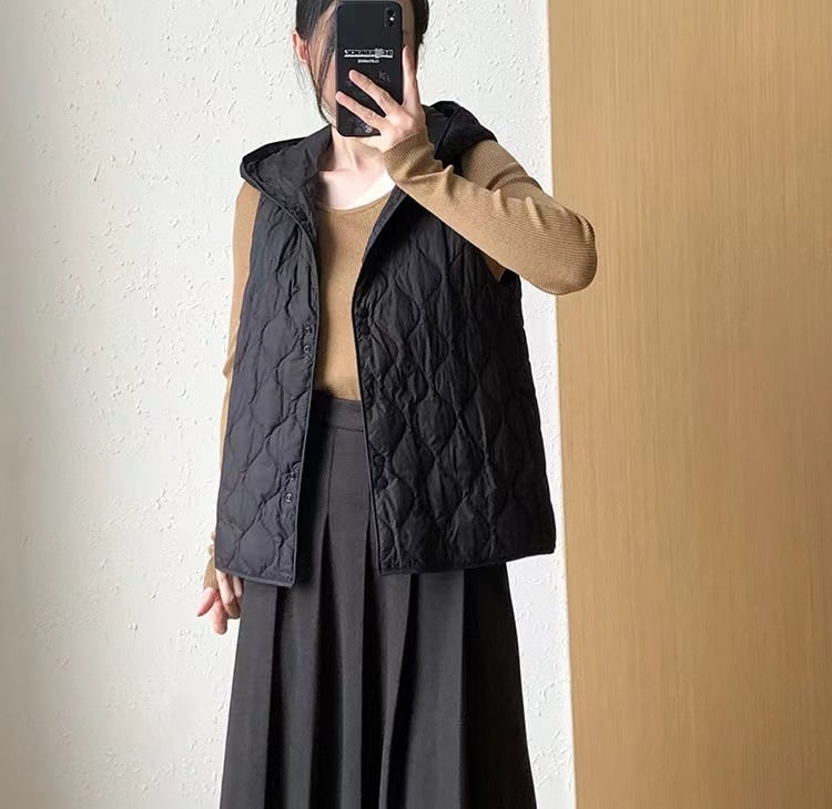 Γυναικείο ελαφρύ γιλέκο με κουκούλα από νάιλον, γέμισμα από λευκό πάπιου πούπουλο 86–90%, χωρίς μανίκια