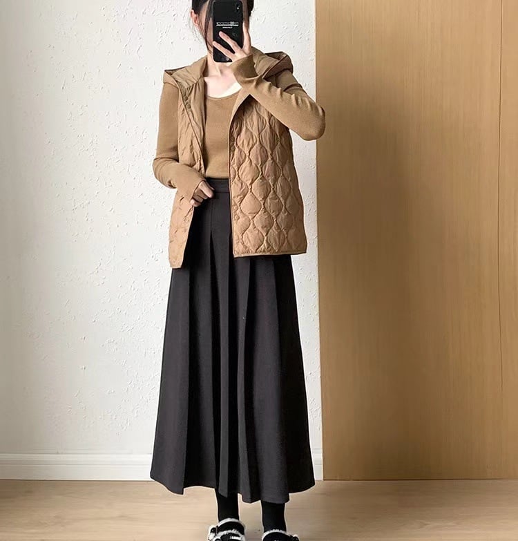 Γυναικείο ελαφρύ γιλέκο με κουκούλα από νάιλον, γέμισμα από λευκό πάπιου πούπουλο 86–90%, χωρίς μανίκια