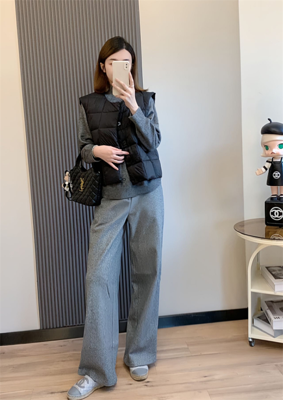 Moterų pūkų liemenė su sagos, ultra trumpas ilgis, apvali kakla, A-siluetas, užpildas: balta antis pūkai