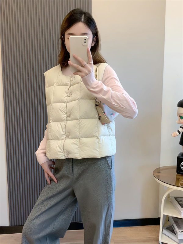 Moterų pūkų liemenė su sagos, ultra trumpas ilgis, apvali kakla, A-siluetas, užpildas: balta antis pūkai