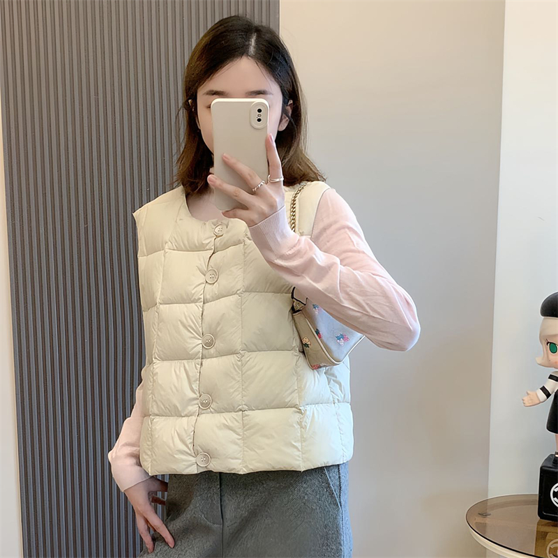 Moterų pūkų liemenė su sagos, ultra trumpas ilgis, apvali kakla, A-siluetas, užpildas: balta antis pūkai