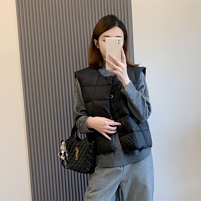 Moterų pūkų liemenė su sagos, ultra trumpas ilgis, apvali kakla, A-siluetas, užpildas: balta antis pūkai