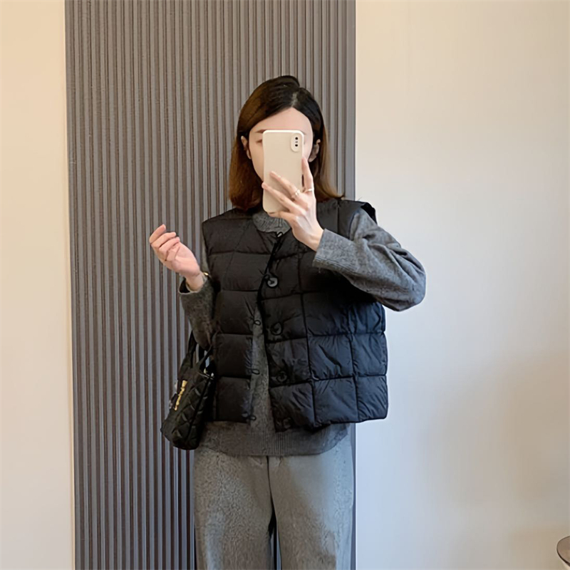 Moterų pūkų liemenė su sagos, ultra trumpas ilgis, apvali kakla, A-siluetas, užpildas: balta antis pūkai