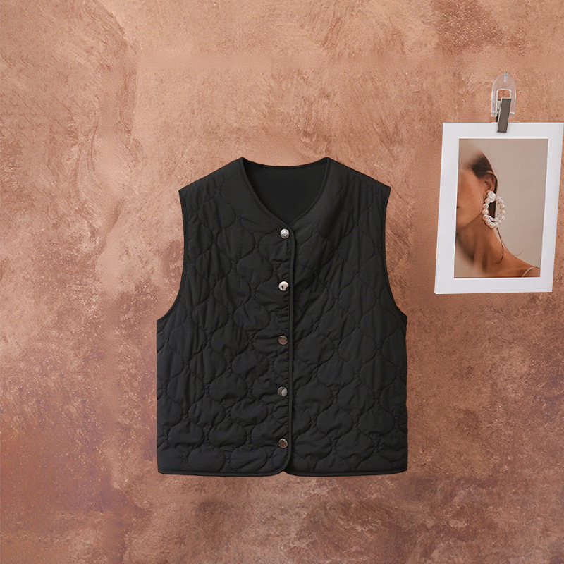 Пухена жилетка с V-образна яка, ромбов модел, къса кройка 40–50 см, полиестерна външна тъкан, пълнеж 100% коприна