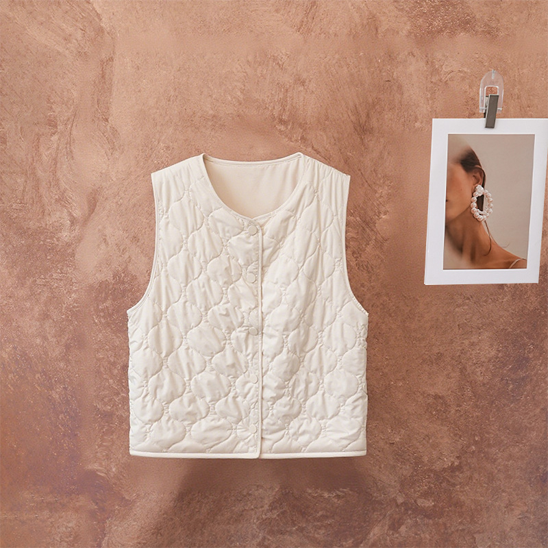 Пухена жилетка с V-образна яка, ромбов модел, къса кройка 40–50 см, полиестерна външна тъкан, пълнеж 100% коприна